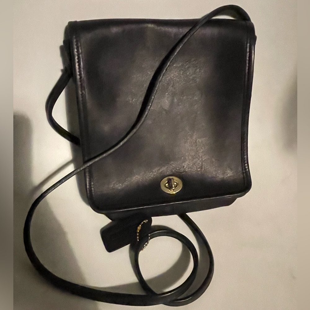 This is a beautiful vintage leather shoulder bag is good condition